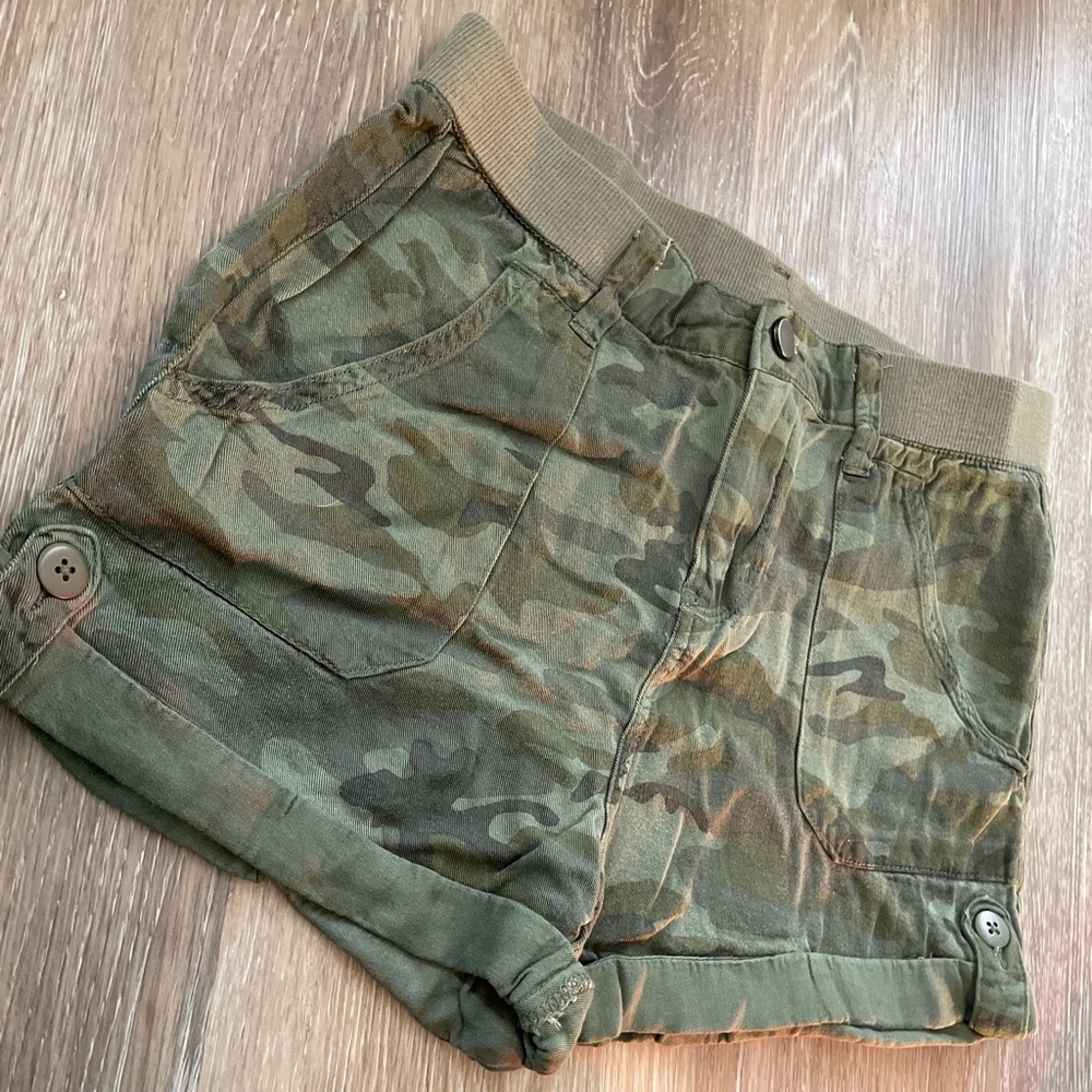 Camouflage jean shorts, elastic waist band.